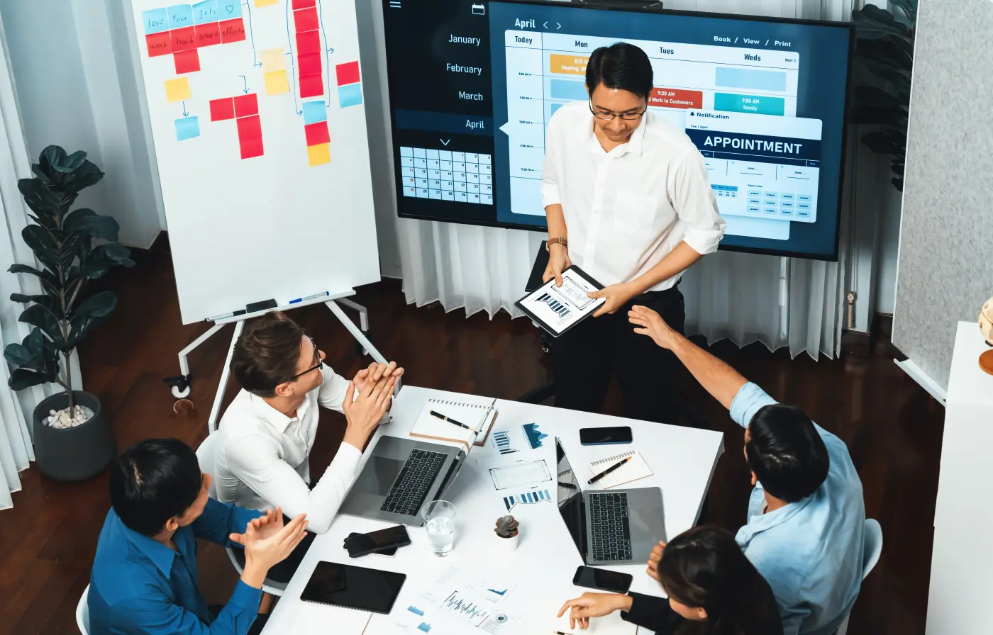 Project manager communicating collaboration with the team